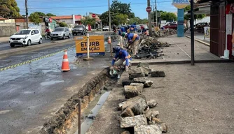 Obras de microdrenagem e recuperação asfáltica na avenida Centenário.