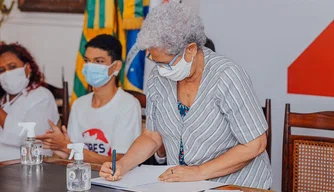 Regina Sousa durante posse dos membros do Cedjuv.