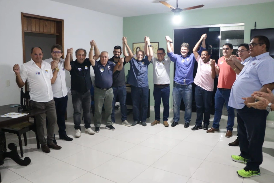 Sílvio Mendes em reunião com nove prefeitos da região do Vale do Sambito.