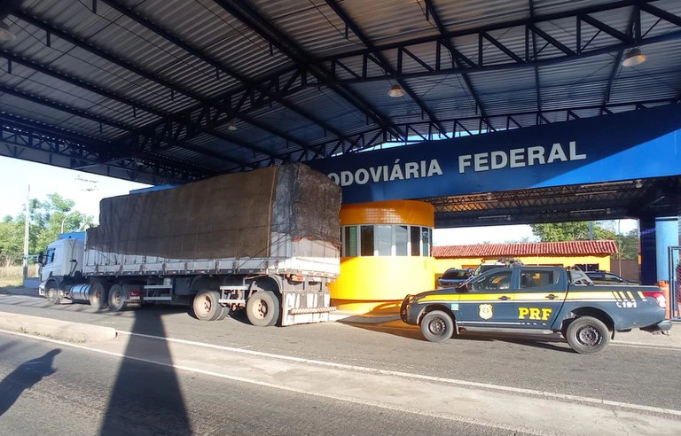 Caminhão com madeira ilegal é apreendido em Piripiri.