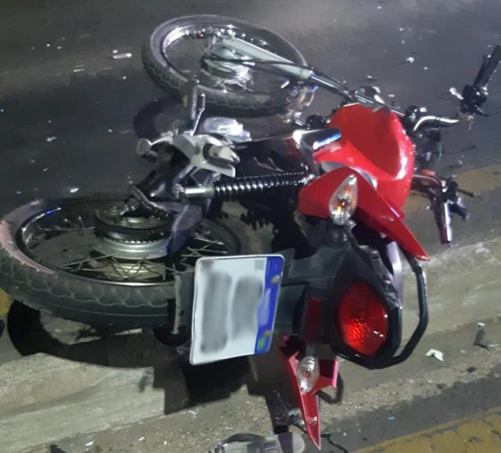 Motocicleta atingida em acidente na BR 343.