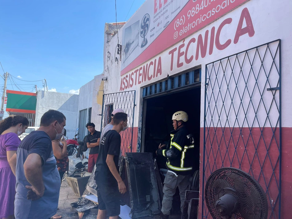 Incêndio em loja de assistência técnica em Teresina.