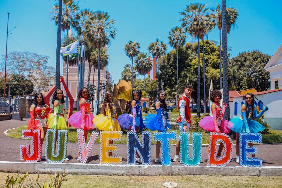 Estudantes durante lançamento de projeto para juventude.