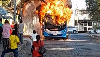 Homem ateio fogo em ônibus da Timon City na Praça Saraiva.