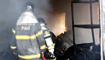 Incêndio em grande proporção atinge duas lojas em Teresina