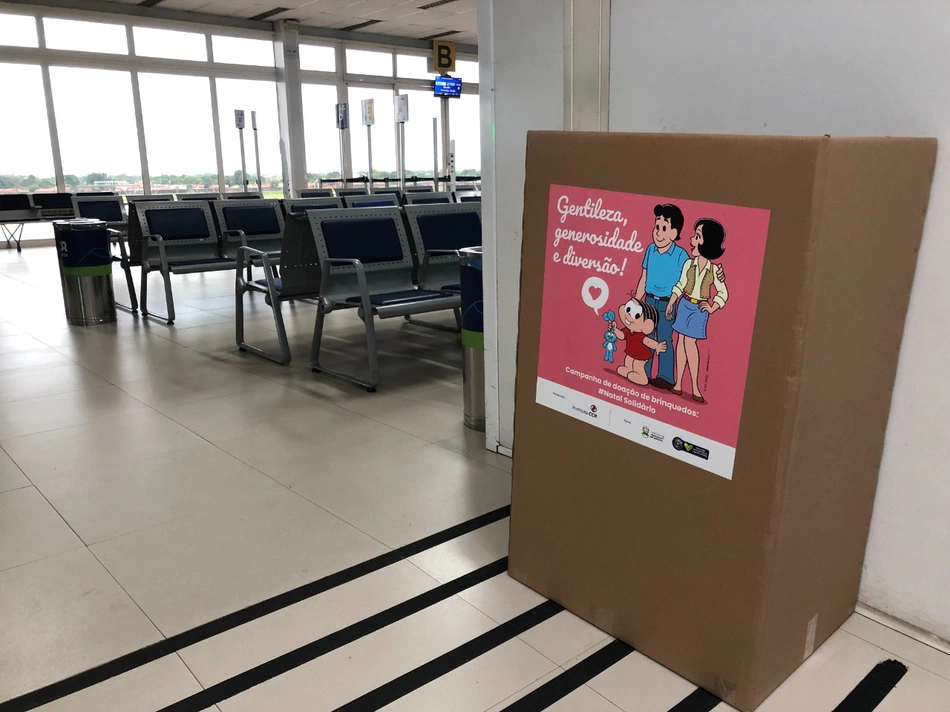 Caixa para receber brinquedos no Aeroporto de Teresina.