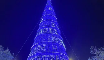 Árvore de Natal de 24 metros montada em Teresina.