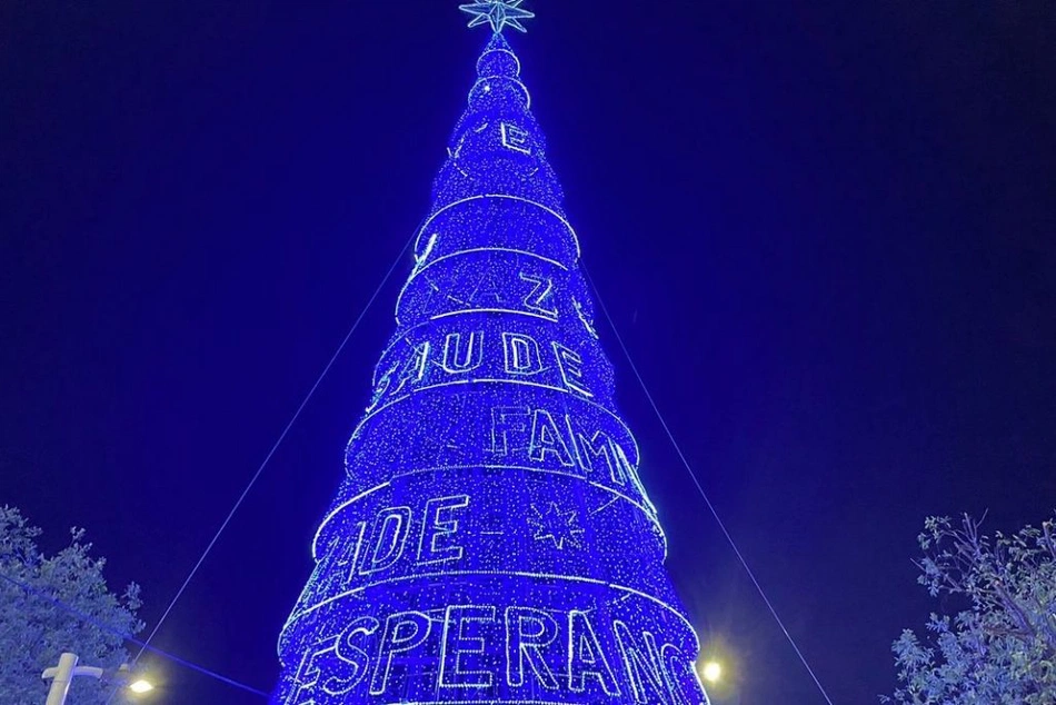 Árvore de Natal de 24 metros montada em Teresina.