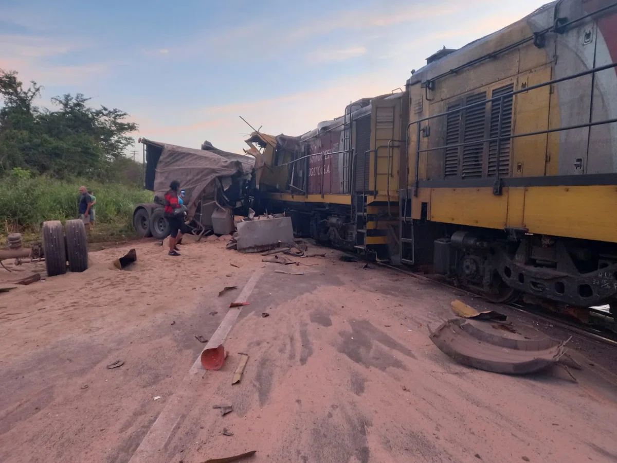 Trem atinge caminhão que emperrou em uma passagem de nível, na