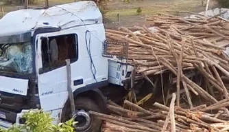 Caminhão com madeira tomba entre Campo Maior e Cabeceiras do Piauí