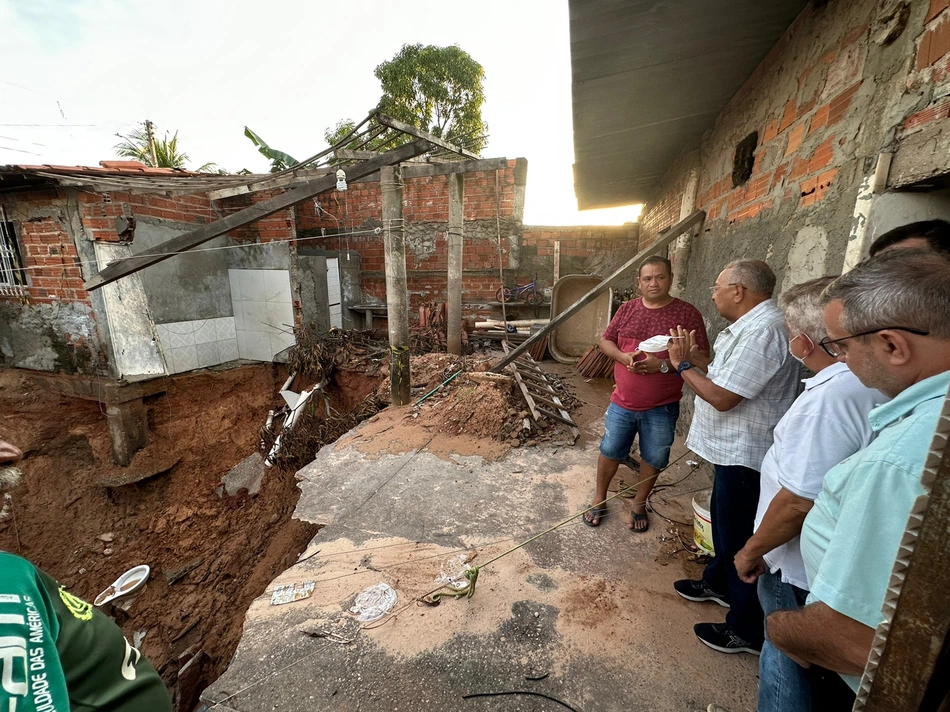 Dr. Pessoa visita famílias em situação de risco no bairro Água Mineral.