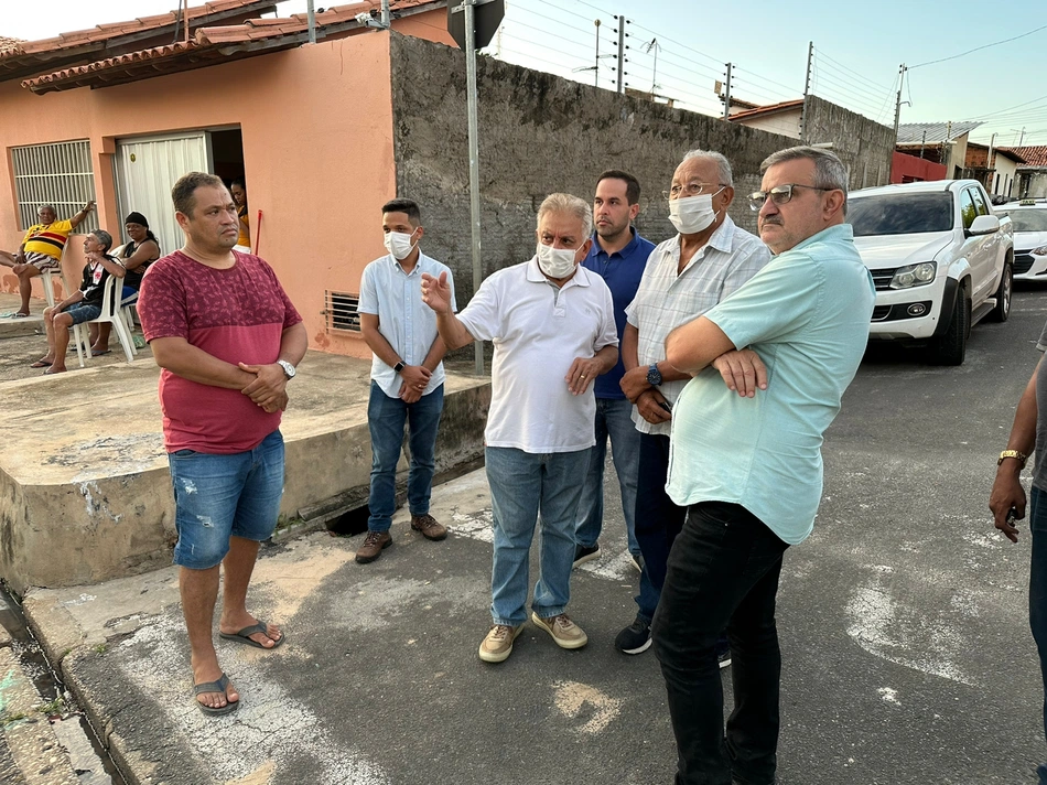 Dr. Pessoa visita famílias em situação de risco no bairro Água Mineral.