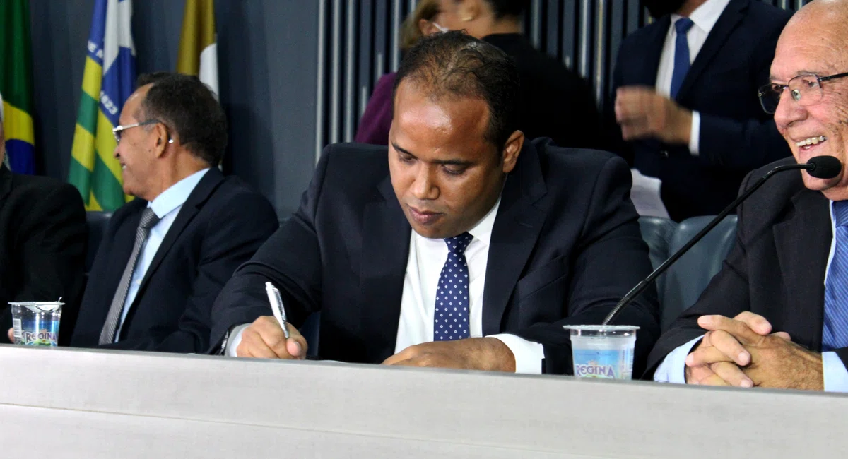 Enzo Samuel assinando termo de posse para presidência da Câmara Municipal