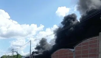 Incêndio em galpão no Polo Empresarial Sul de Teresina.