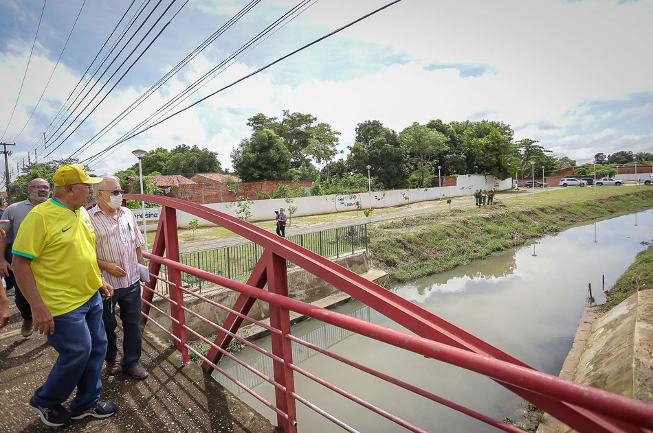 Prefeito Dr. Pessoa visita obra no bairro Matadouro.