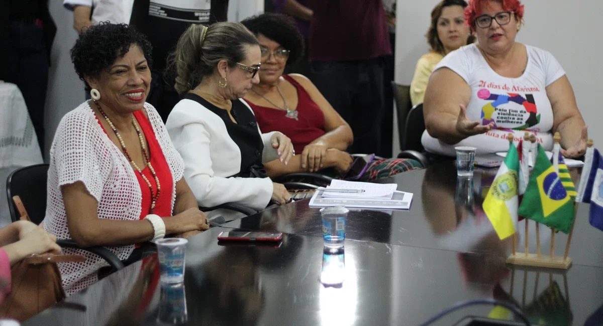 Ministra da mulher participa de reunião com Chico Lucas
