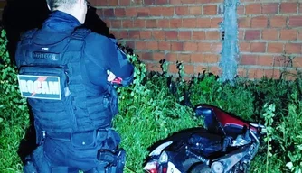 Motocicleta roubada é recuperada no residencial Torquato Neto.