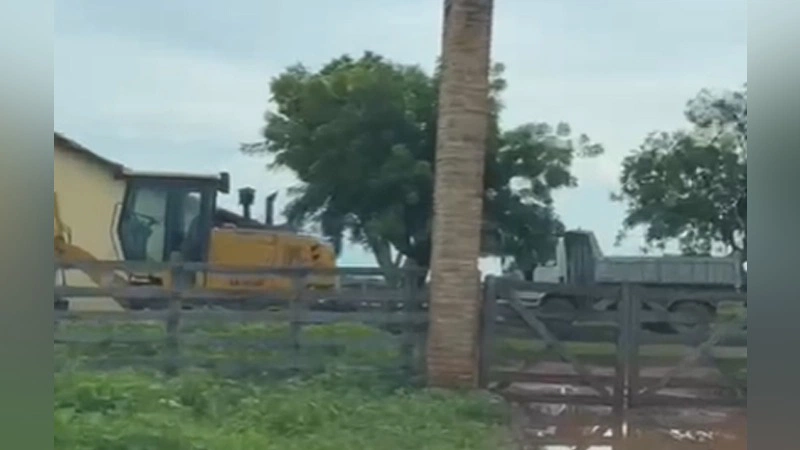 Maquinário flagrado em fazenda que seria do prefeito de Campo Maior.