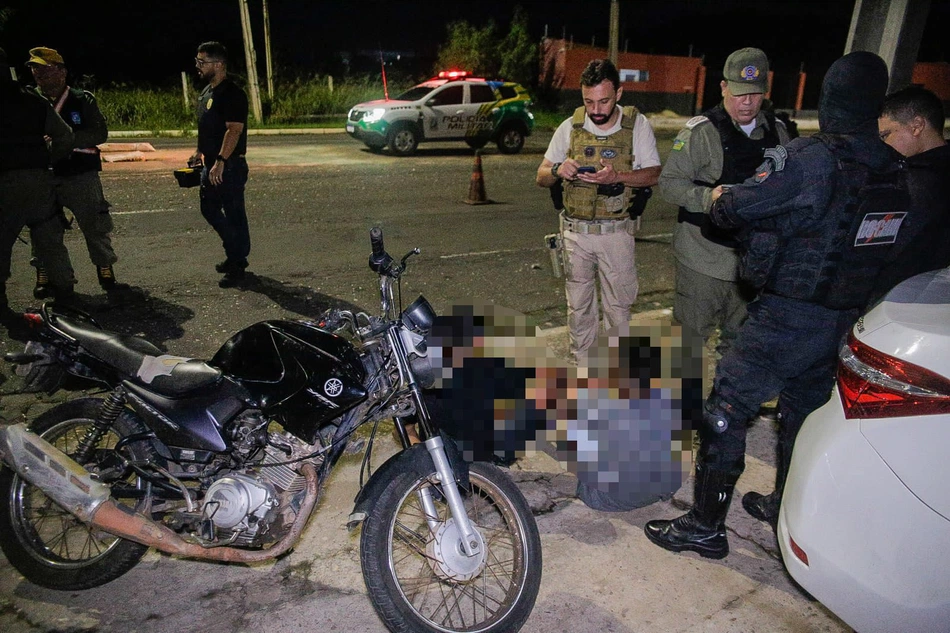 Dois menores são apreendidos com drogas e moto roubada durante blitz em Teresina.