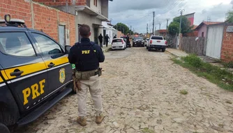 PRF auxilia Polícia Civil durante apreensão de drogas.