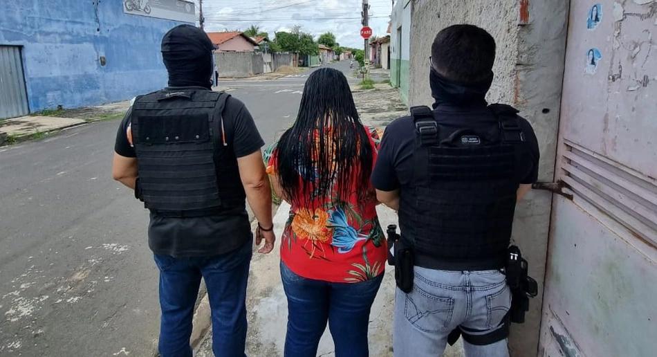 Mulher é presa por roubo e tráfico de drogas na zona sudeste de Teresina