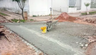 Prefeitura de Teresina realiza reparos no calçamento do conjunto Santo Antônio.