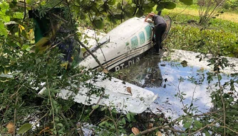 Avião Monomotor cai em lagoa na zona Norte de Teresina.