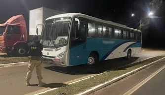 PRF-PI apreende ônibus com sinais de adulteração em Picos.