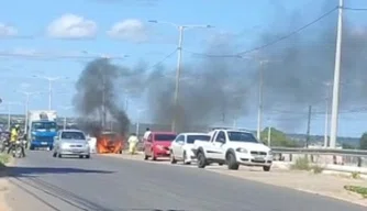 Carro pega fogo em frente a Casa de Custódia de Teresina.