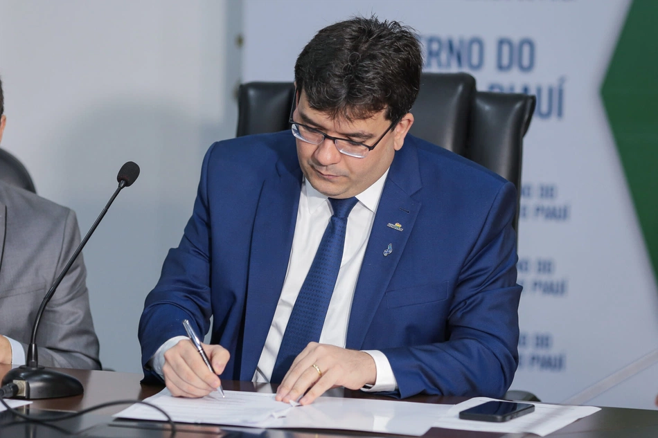 Rafael Fonteles assina autorização de crédito especial para investimentos na infraestrutura do estado.