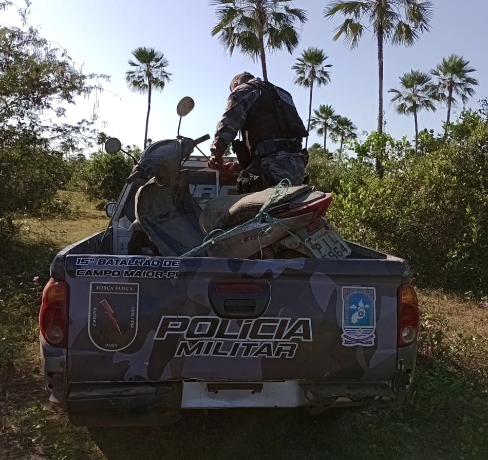 Motocicleta é recuperada em matagal em Campo Maior.