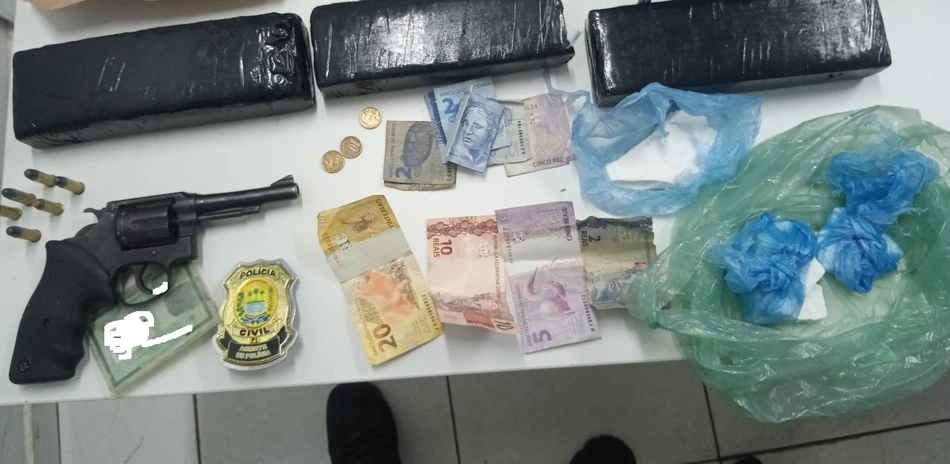 Dupla é presa por tráfico de drogas dentro terminal rodoviário em Monte Alegre.