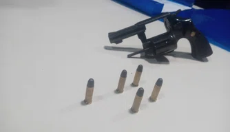 Arma de fogo e munições apreendidas pela Polícia Militar