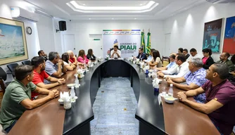 Rafael Fonteles em reunião com lideranças de Alto Longá e São Pedro.