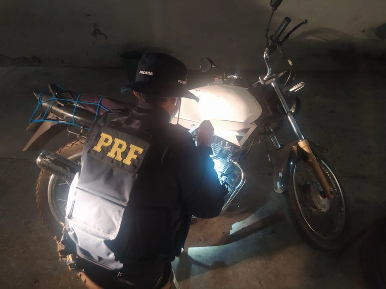 Motocicleta recuperada pela Polícia Rodoviária Federal