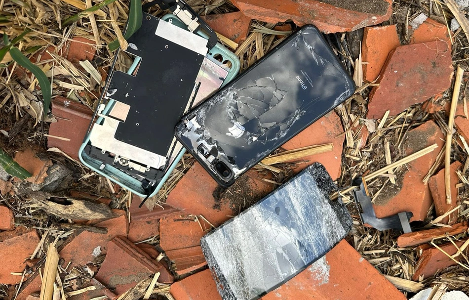 Aparelho celular quebrado pela acusada em Teresina.