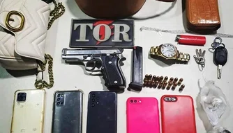 Polícia prende 5 pessoas suspeitas de porte ilegal de arma no Ilhotas.