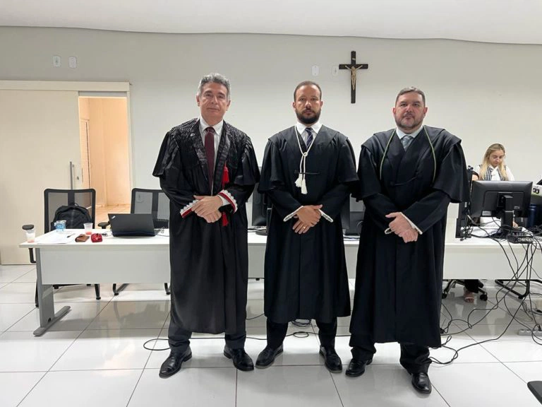 Promotores representam Ministério Público em julgamento.