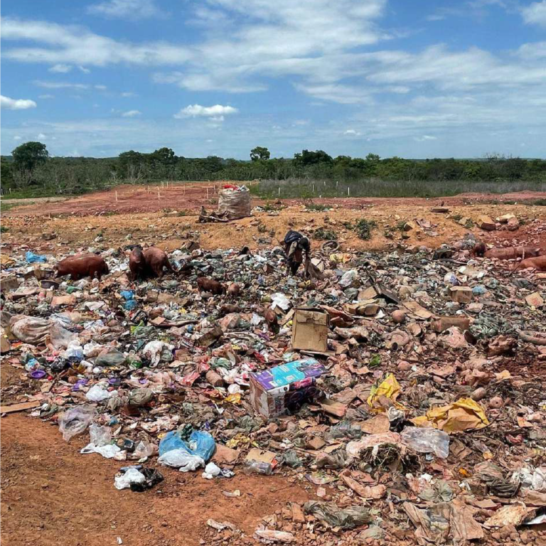 Lixão a céu aberto no Piauí.