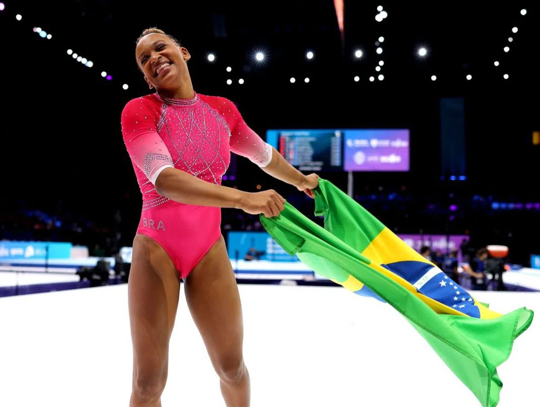 Rebeca Andrade supera Simone Biles e conquista o ouro no salto no