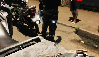 Passageiro de moto por aplicativo é preso com arma de fogo