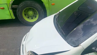 Colisão entre carro e ônibus em Teresina