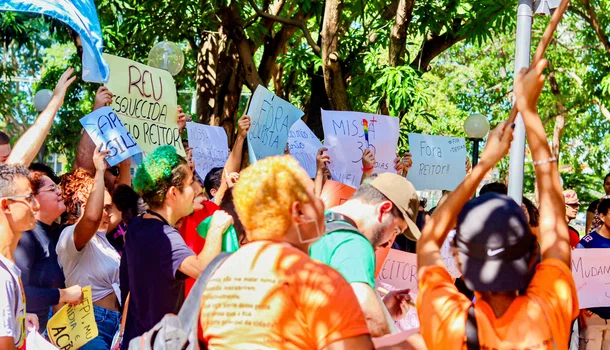 Estudantes da UFPI protestam contra sucateamento da Universidade