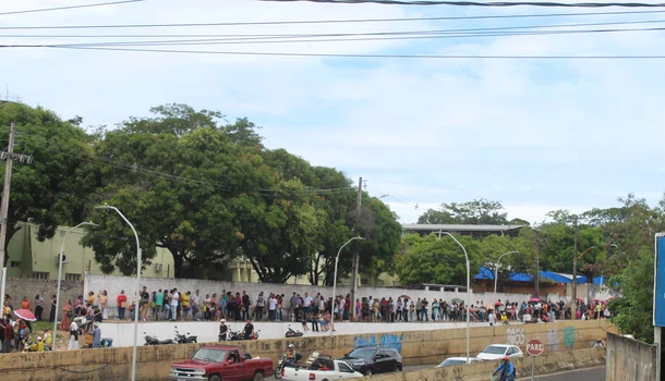 Filas quilométricas marcam último dia para regularização eleitoral em Teresina