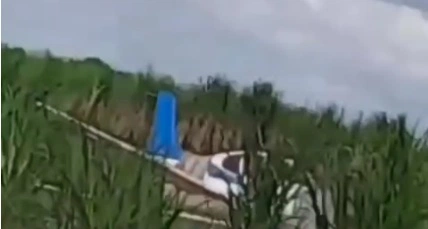 Avião derrapa e sai de pista em fazendo