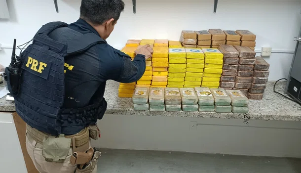PRF apreende 186 tabletes de cocaína dentro de carreta em Teresina