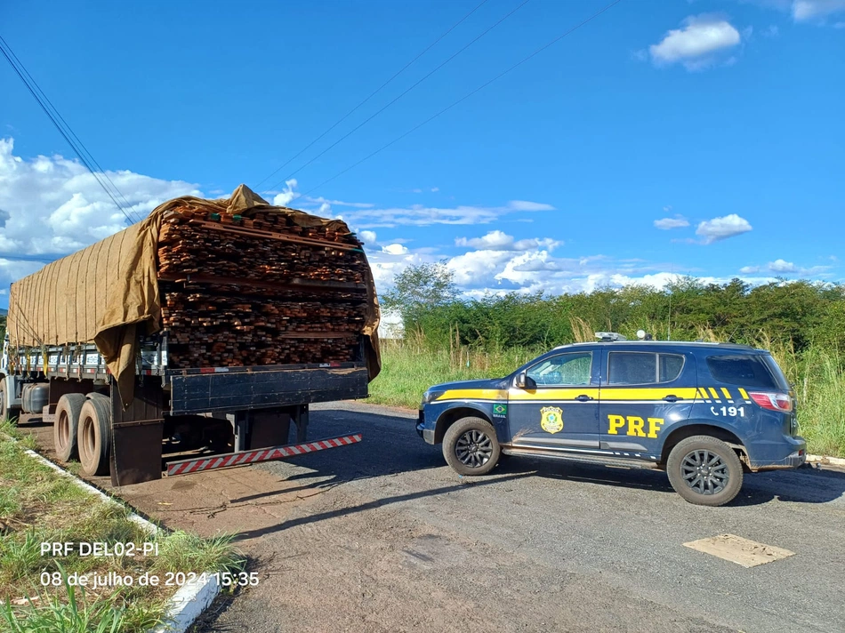 PRF apreende carga ilegal de madeira e anfetaminas em Piripiri