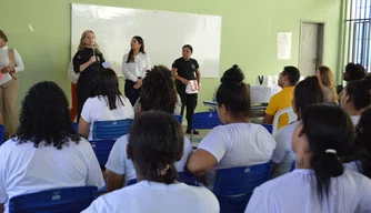 Ex-BBB Gyselle Soares realiza palestra na Penitenciária Feminina de Teresina