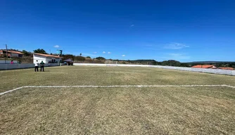 Elesbão Veloso inaugura campo de futebol society para comunidade local