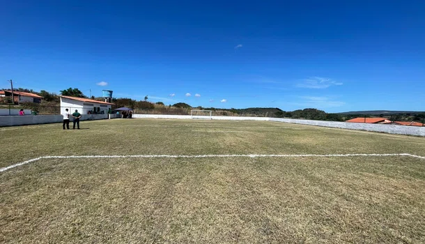 Elesbão Veloso inaugura campo de futebol society para comunidade